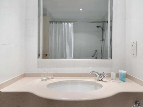 布罗姆斯格罗夫布罗姆斯格罗夫Spa酒店的浴室水槽设有镜子和淋浴