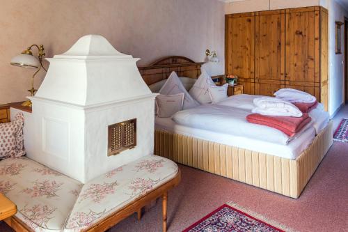 巴特拉斯费福鼎恩拉塔酒店的一间小卧室,配有一张床和一把椅子
