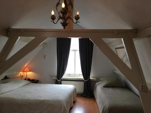 乌得勒支La Perle Apartment的一间卧室设有两张床和窗户。