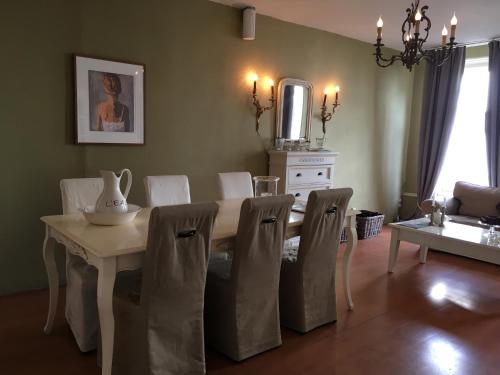 乌得勒支La Perle Apartment的一间配备有白色桌椅的用餐室