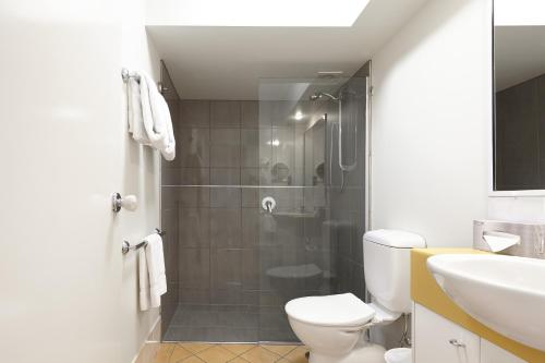 布里斯班威斯恩中央公寓酒店的带淋浴、卫生间和盥洗盆的浴室