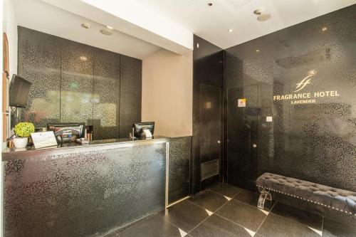 新加坡Fragrance Hotel - Lavender的酒店大堂设有淋浴和长凳