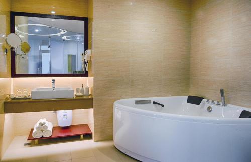 瓦都瓦桀桀海滩杰特威酒店 的浴室配有白色浴缸和水槽