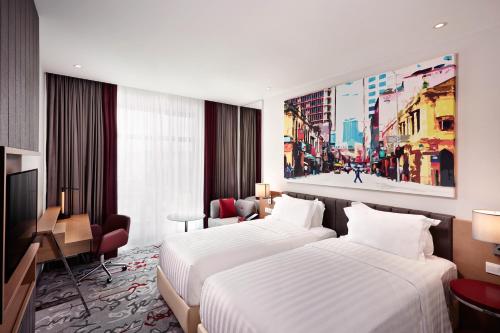 吉隆坡吉隆坡邵氏广场美居酒店的酒店客房配有两张床和一张书桌