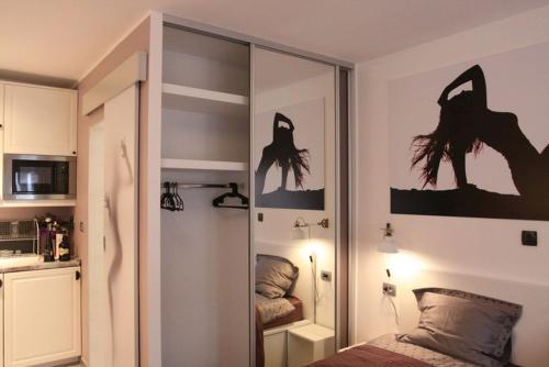 里耶卡Apartment Mala tajna的卧室配有带镜子的衣柜和床