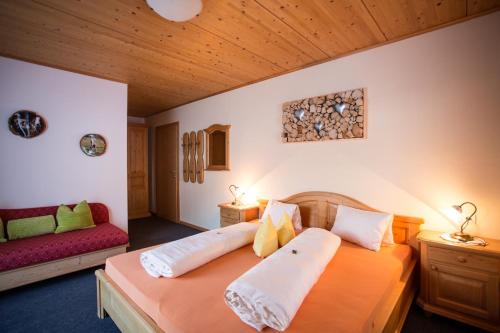 费尔代斯Thomashof的一间卧室配有两张床和一张红色沙发