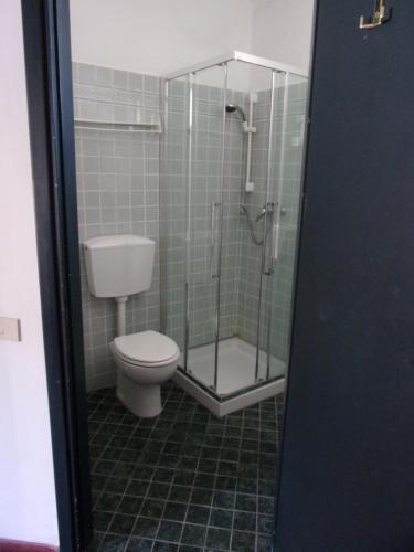 莱里奇菲娅其尔诺酒店的一间带卫生间和玻璃淋浴间的浴室