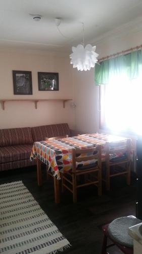 里克斯格伦森卡特约克旅游旅舍的客厅配有桌子和沙发