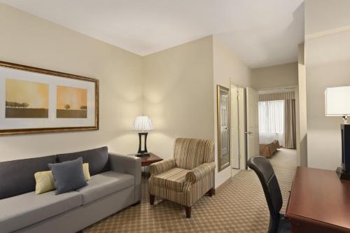 萨拉兰萨拉兰德江山旅馆及套房的客厅配有沙发和椅子