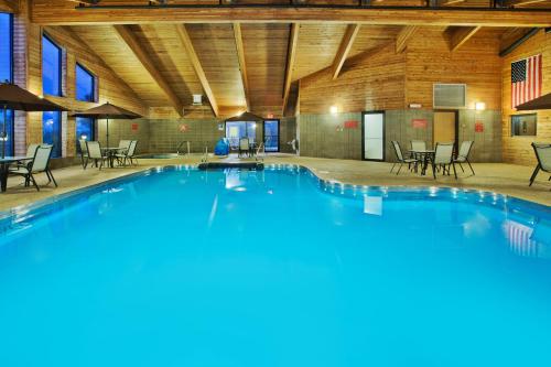 阿伯丁阿伯丁美洲套房酒店的一座配有桌椅的大型游泳池