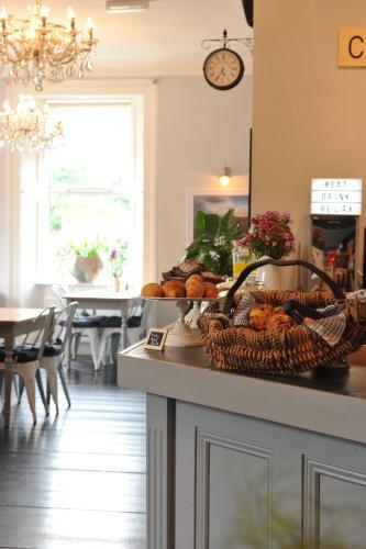 多尼戈尔盖特威旅馆的厨房配有带面包篮的柜台