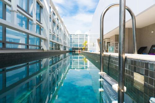 里约热内卢大西洋港诺富特酒店的一座建筑物中央的游泳池