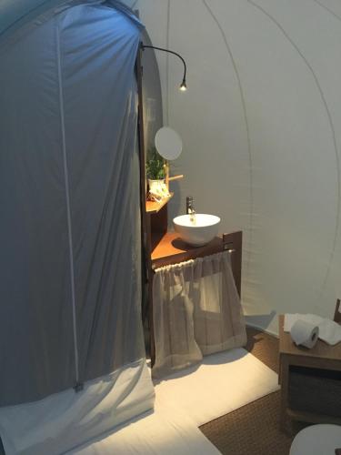 蒙托鲁布拉穆尔旅馆的帐篷内带水槽的浴室