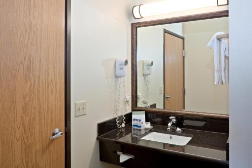 索格塔克梢加塔克阿美瑞辛酒店 - 道格拉斯的一间带水槽和镜子的浴室