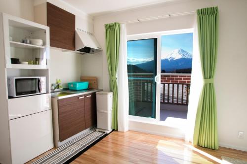 富士河口湖有信旅馆的厨房设有山景大窗户