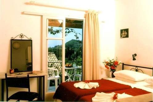 帕莱欧卡斯提撒Villa Fiorita的一间卧室配有一张床、一张书桌和一个窗户。