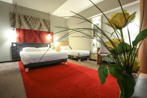 尼奥尔法国尼奥尔东部宜必思酒店的酒店客房,设有两张床,铺有红地毯。