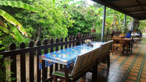 安帕瓦班本加希旅舍 的庭院设有围栏,配有桌椅