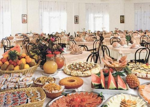 里米尼莎古拉莫拉酒店的一张桌子上面有很多不同类型的食物