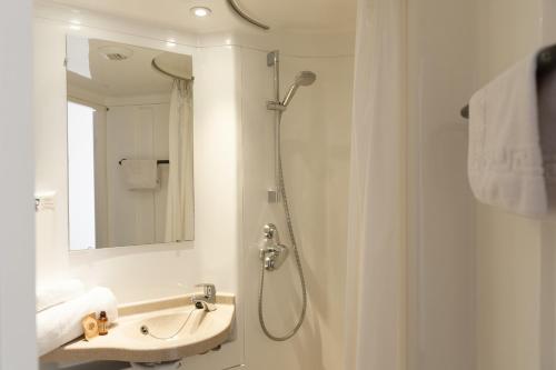 布朗屈埃福尔奥特利亚公寓的带淋浴、盥洗盆和镜子的浴室