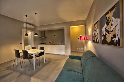 PatricaLepini Suites的客厅配有沙发和桌子