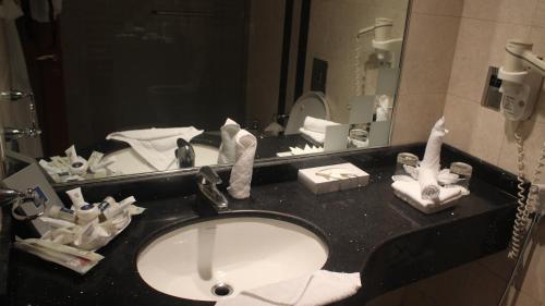 麦地那奥罗达皇家酒店的一间带水槽和镜子的浴室