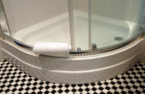 阿伯丁克莱格哈尔酒店的浴室里淋浴里的卫生纸卷