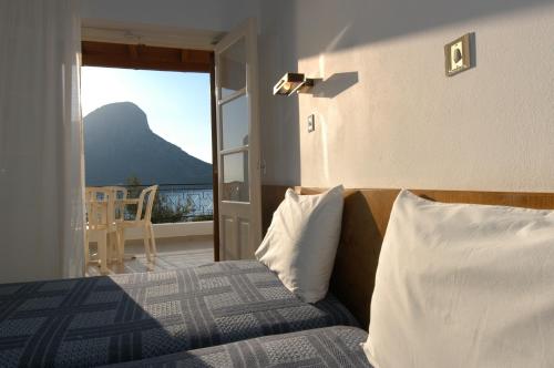 马苏里绿洲酒店的一间卧室设有一张床,享有海景