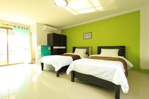 清莱观景广场酒店的绿墙客房内的两张床