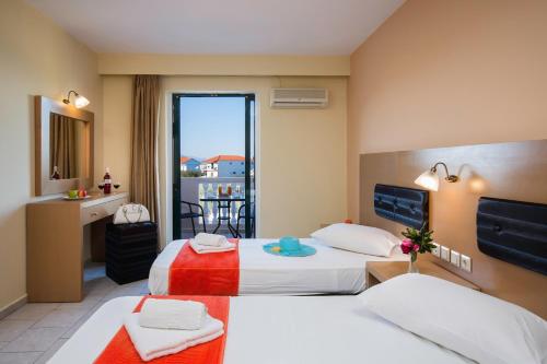 阿莫迪Kozanos Hotel & Suites的酒店客房设有两张床和一个阳台。