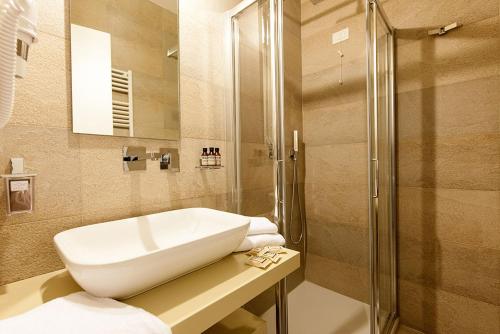 博达奇欧酒店的一间浴室