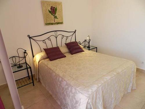 科尼尔-德拉弗龙特拉Casitasmanoli Conil的一间卧室配有一张带两个枕头的床