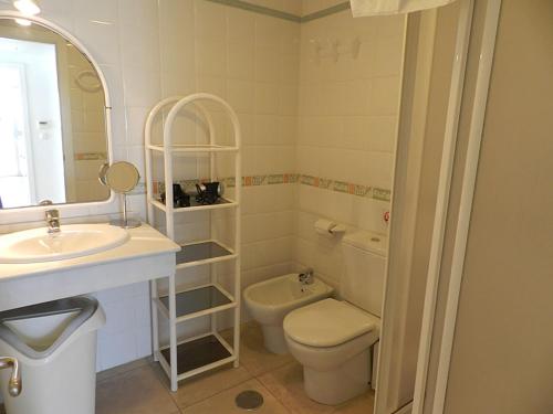 科尼尔-德拉弗龙特拉Casitasmanoli Conil的白色的浴室设有水槽和卫生间。