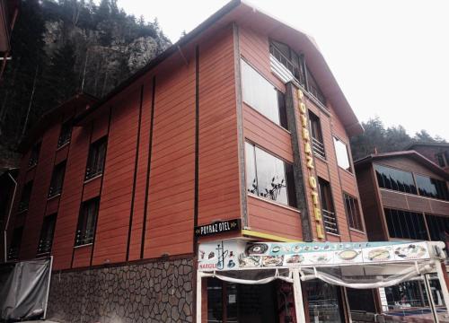 乌宗Poyraz Hotel Uzungöl的建筑的侧面有标志