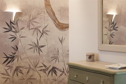 格拉达拉La Pulcia B&B的浴室设有竹壁纸