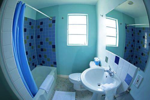 洛杉矶Banana Bungalow Hollywood Hotel & Hostel的蓝色的浴室设有水槽和卫生间