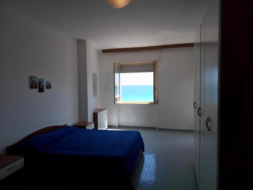 托里德欧索Casa Fiore的一间卧室设有蓝色的床和窗户。