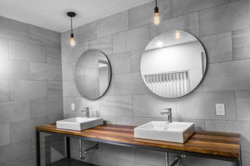 瓜达拉哈拉Hotel Boutique Abad的浴室设有2个水槽和镜子