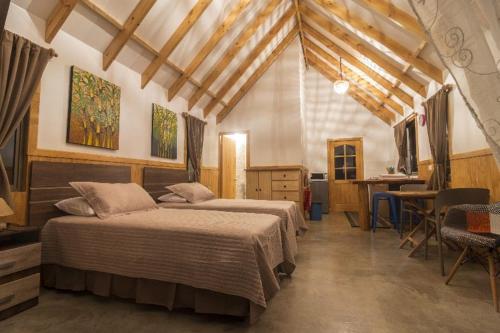 安加罗阿Pacific Bungalows的一间卧室配有两张床和一张书桌。