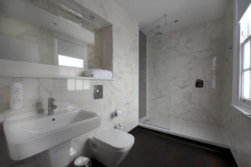Northolt维特斯潘格林伍德酒店的白色的浴室设有水槽和卫生间。