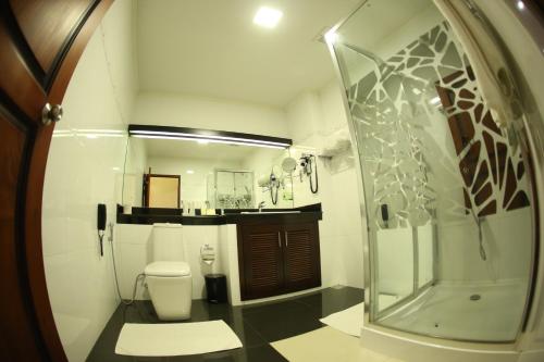 库鲁内格勒康提河段酒店的带淋浴、卫生间和镜子的浴室