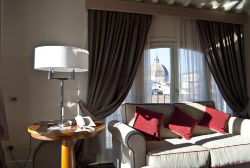 皮斯托亚帕特里亚酒店的客厅配有沙发和带台灯的桌子