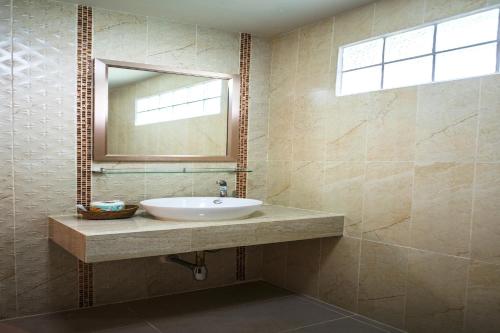 芭堤雅市中心维京度假村的一间带水槽和镜子的浴室