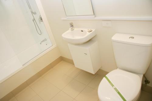 怀蒂昂格怀蒂昂格海洋度假酒店的白色的浴室设有卫生间和水槽。