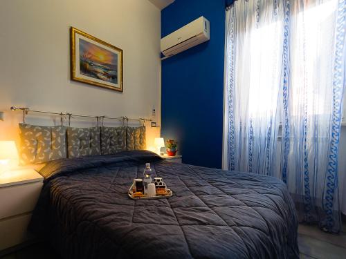 钱皮诺亚得里亚罗姆酒店的一间卧室配有一张床,上面放着一个食物托盘