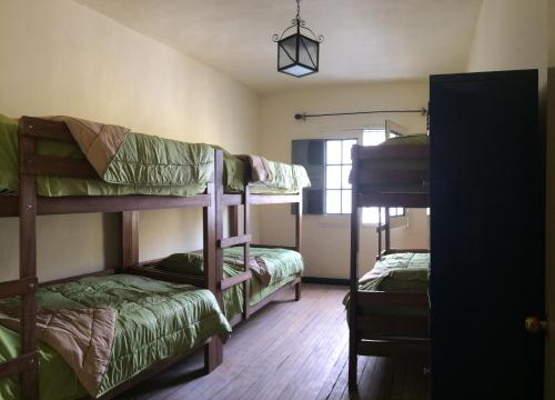 Peter's Hostel客房内的一张或多张双层床