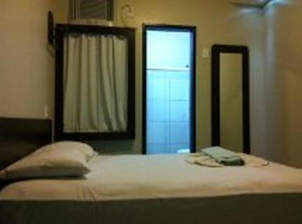 博阿维斯塔法拉利酒店的一张带两个枕头和镜子的床
