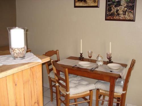 布永Villa Louise的餐桌、椅子和一张带蜡烛的桌子