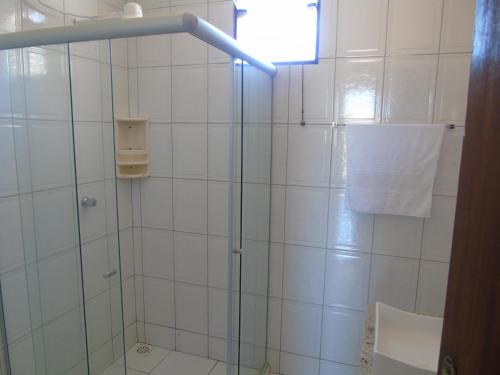 拜肖Pousada Solar Da Lagoa - Baixio BA的浴室里设有玻璃门淋浴