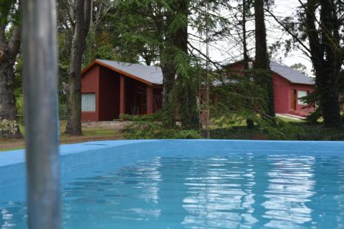 坦迪尔Cabaña El Tigre的房屋前有游泳池的房子